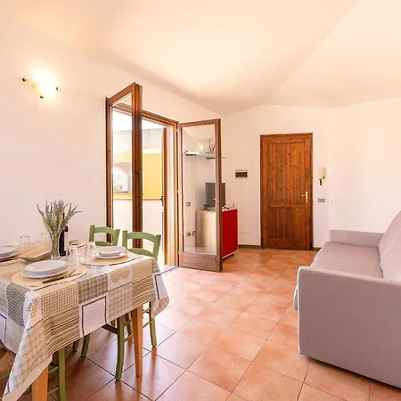 Glorious Le Pavoncelle One Bedroom Sleeps Four Num1452 Santa Teresa di Gallura